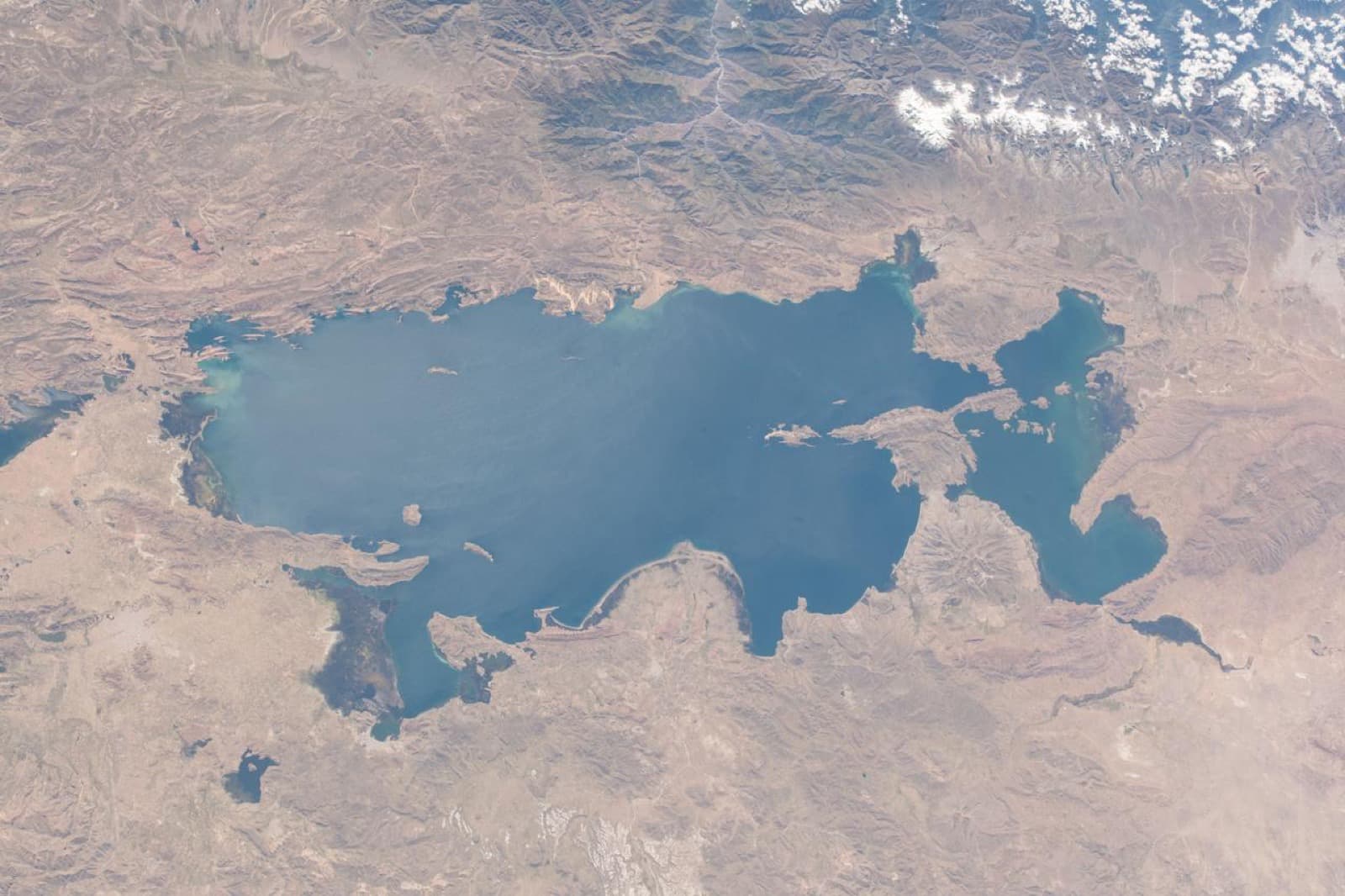 El lago Titicaca y la cordillera de los Andes fotografiados por la tripulacion de la Expedicion 55 de la Estacion Espacial Internacional