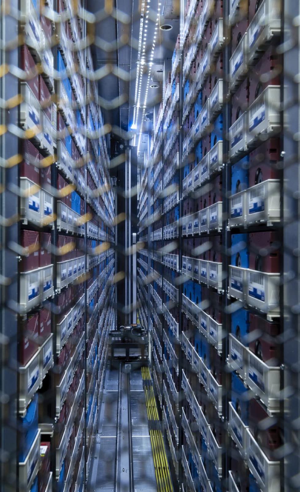 Pasillo interior de la biblioteca de cintas de la supercomputadora Pleiades, en las instalaciones NAS del centro Ames de la NASA